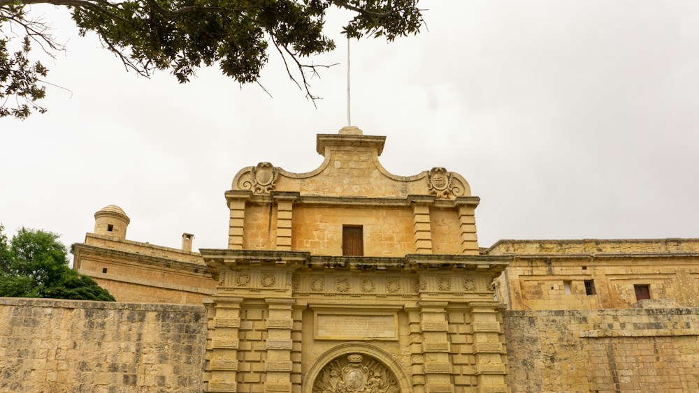 Puerta histórica de la ciudad amurallada de Mdina